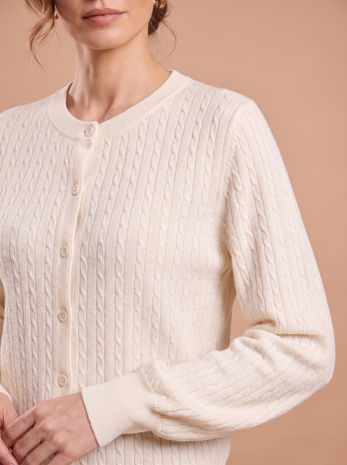 Gilet Éliane détail des boutons et de la maille torsadée