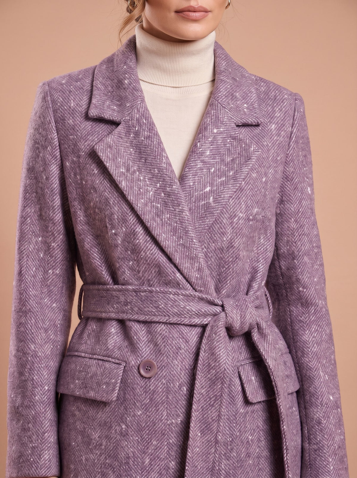 Manteau long mauve détail du col, de la ceinture et de la poche