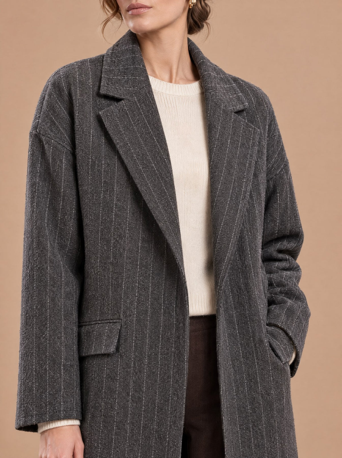 Manteau Rayé Gris détail du revers et de la rayure tennis