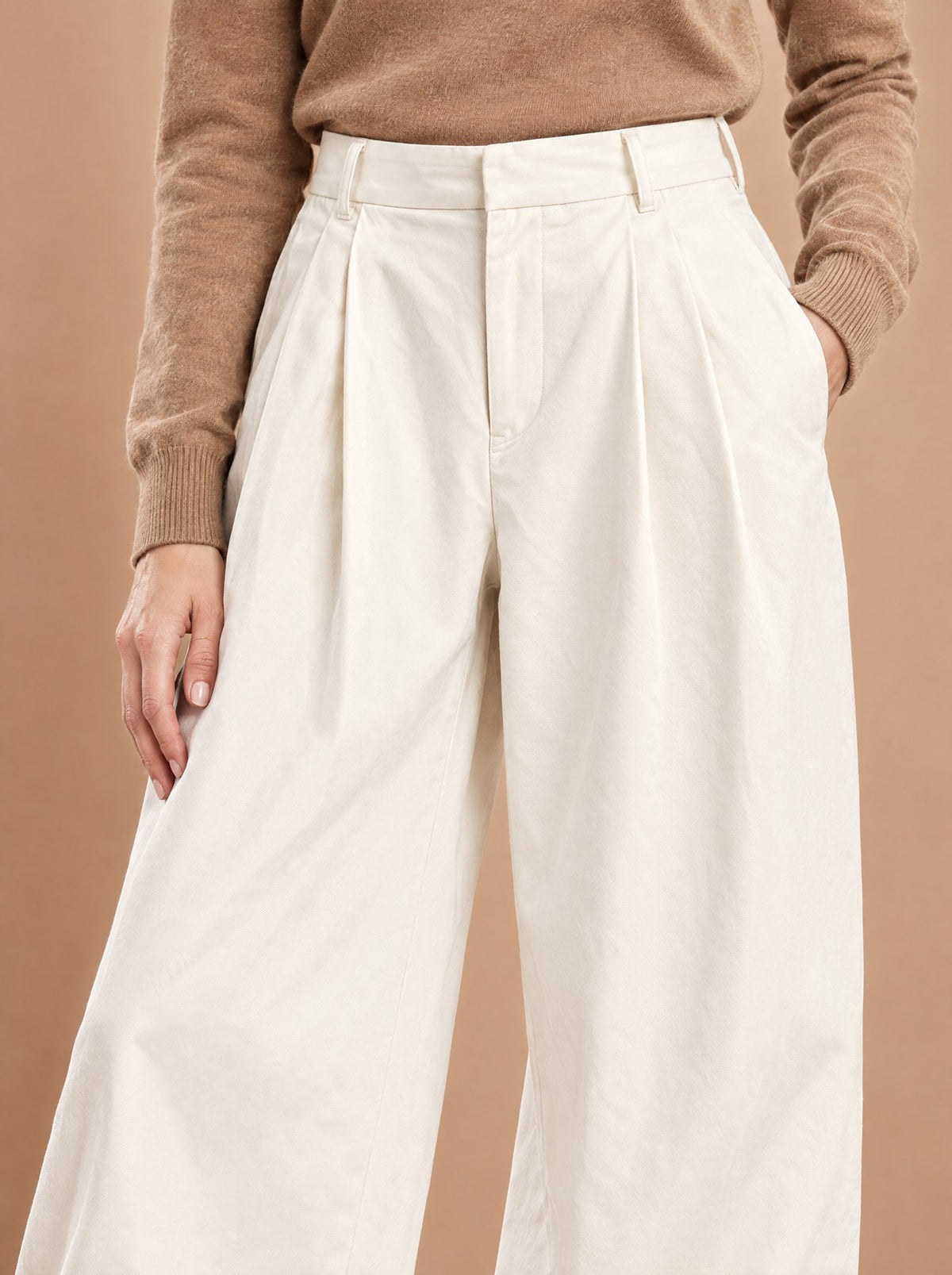 Pantalon Geneviève détail des plis et de la taille haute