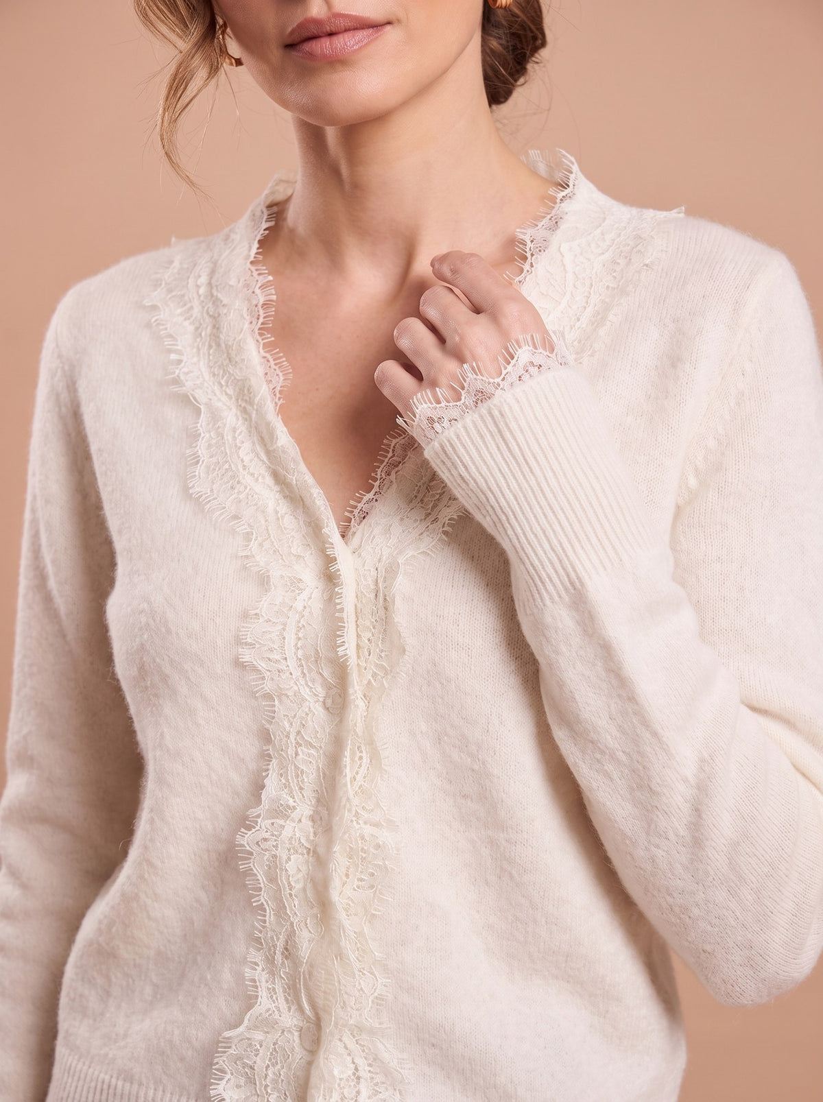 Cardigan Col V Blanc détail de la dentelle et de la maille