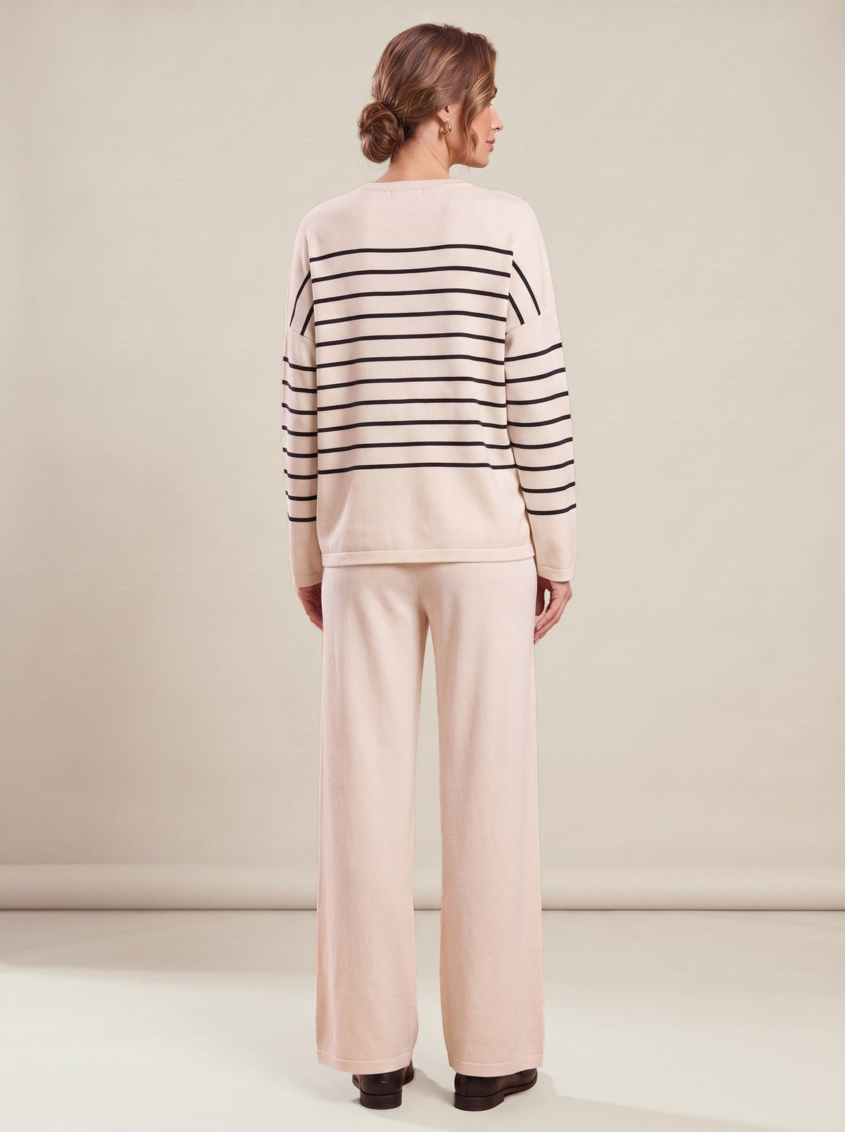 Aurélie Set, back view