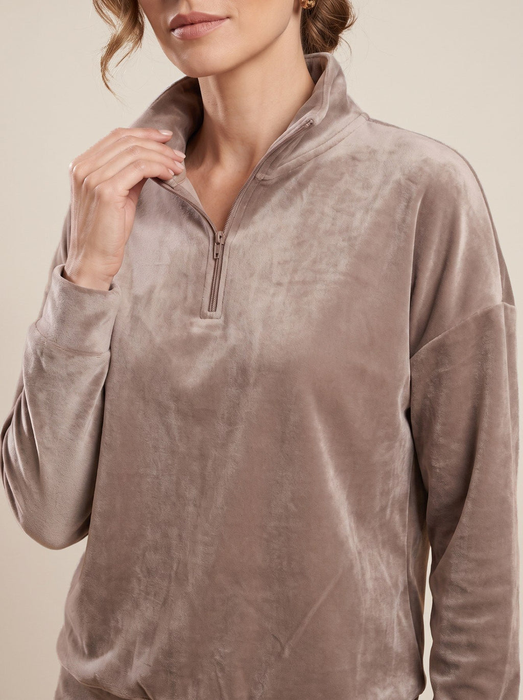 Micheline Set, detail of the velvet zip collar