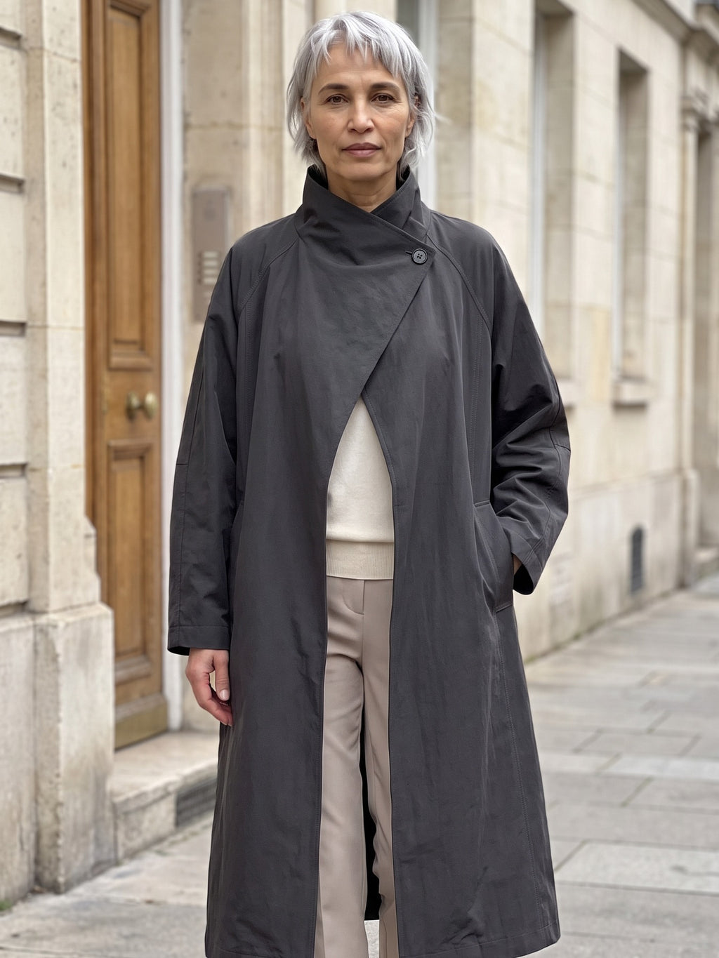 Manteau Irène gris porté en ville