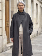 Manteau Irène gris porté en ville
