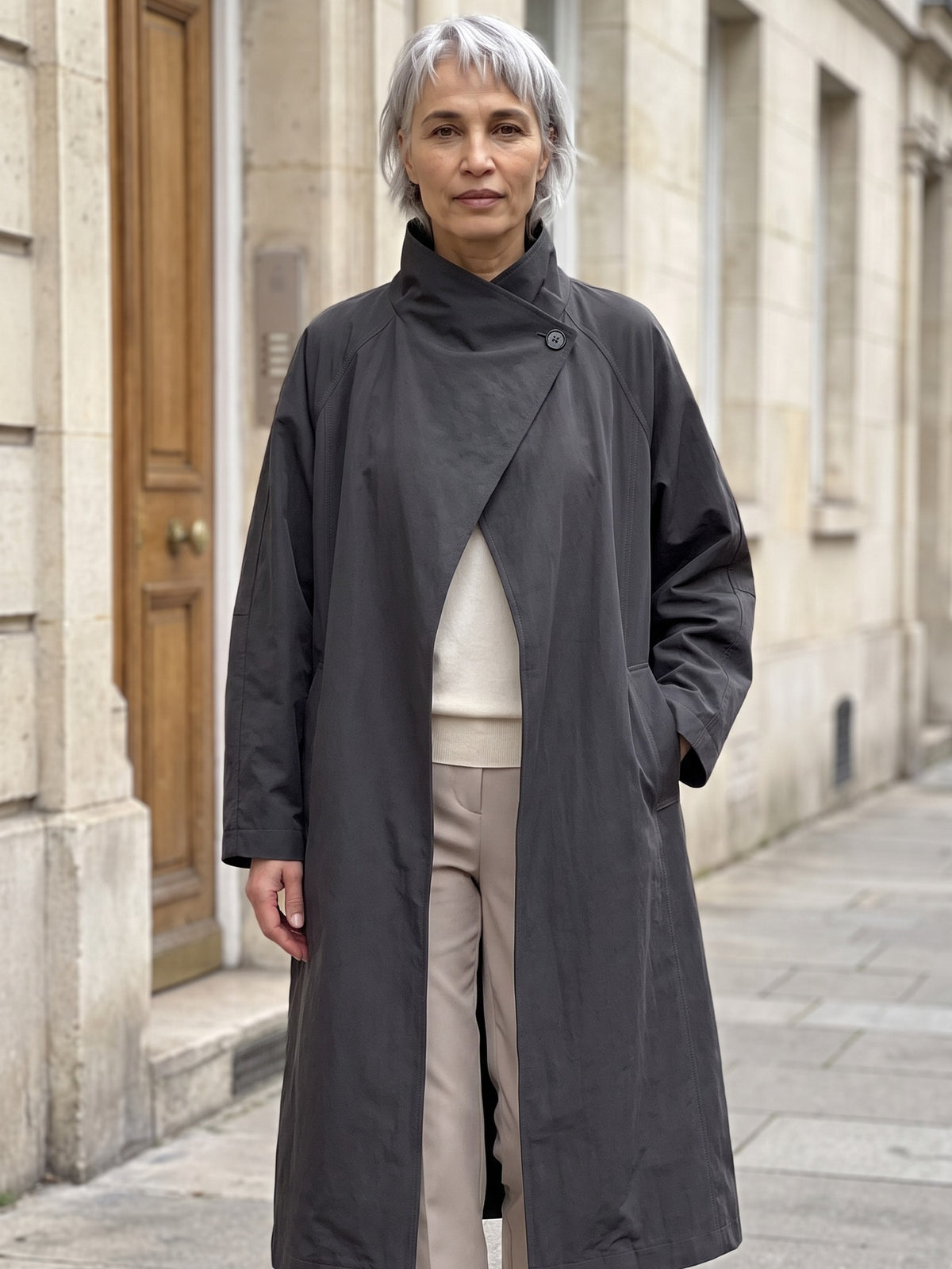 Manteau Irène gris porté en ville