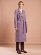 Manteau long mauve vu de trois-quarts
