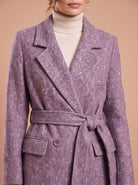 Manteau long mauve détail du col, de la ceinture et de la poche