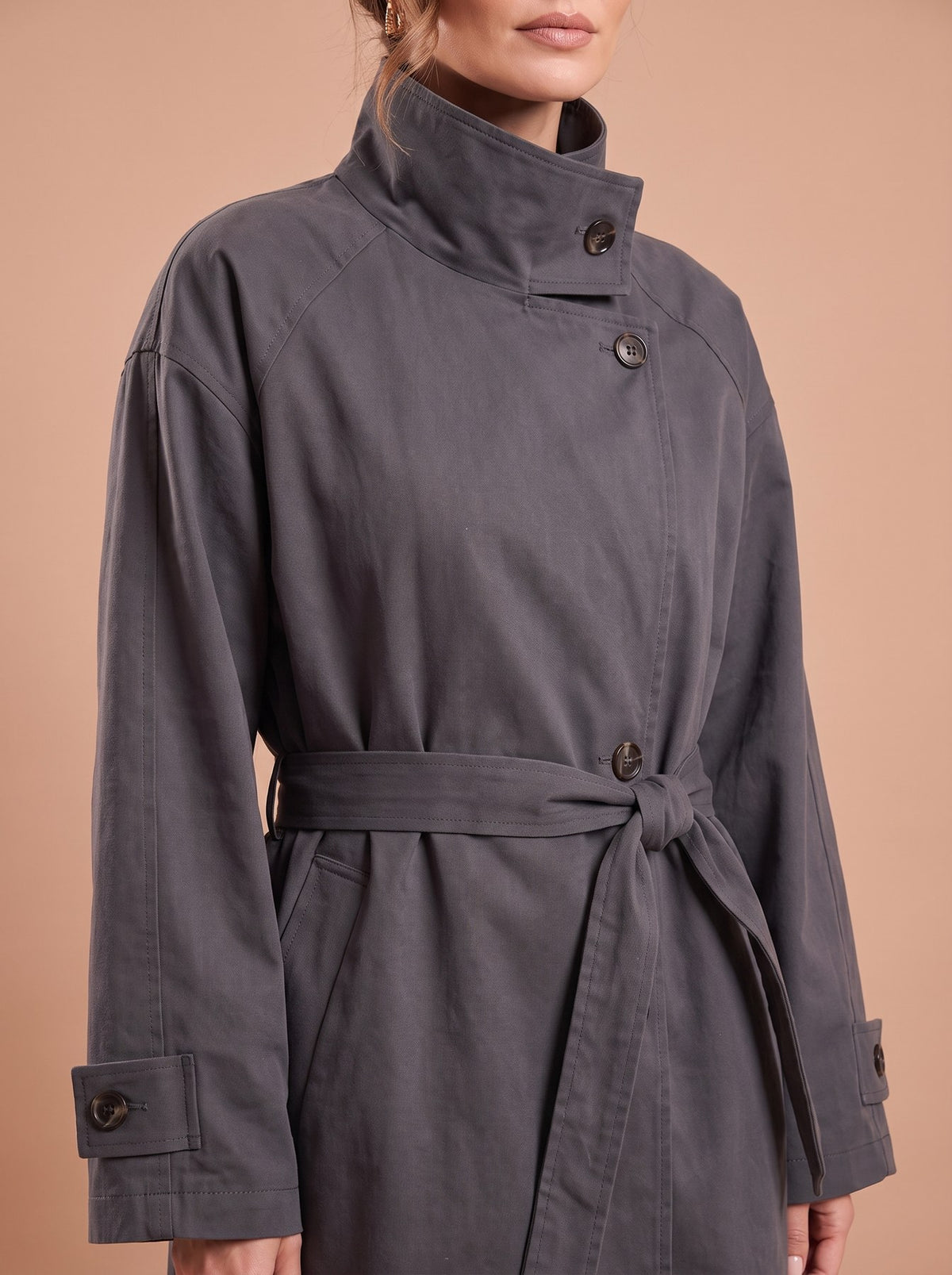 Manteau Mi-Long Gris détail du col et de la ceinture