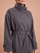 Manteau Mi-Long Gris détail du col et de la ceinture