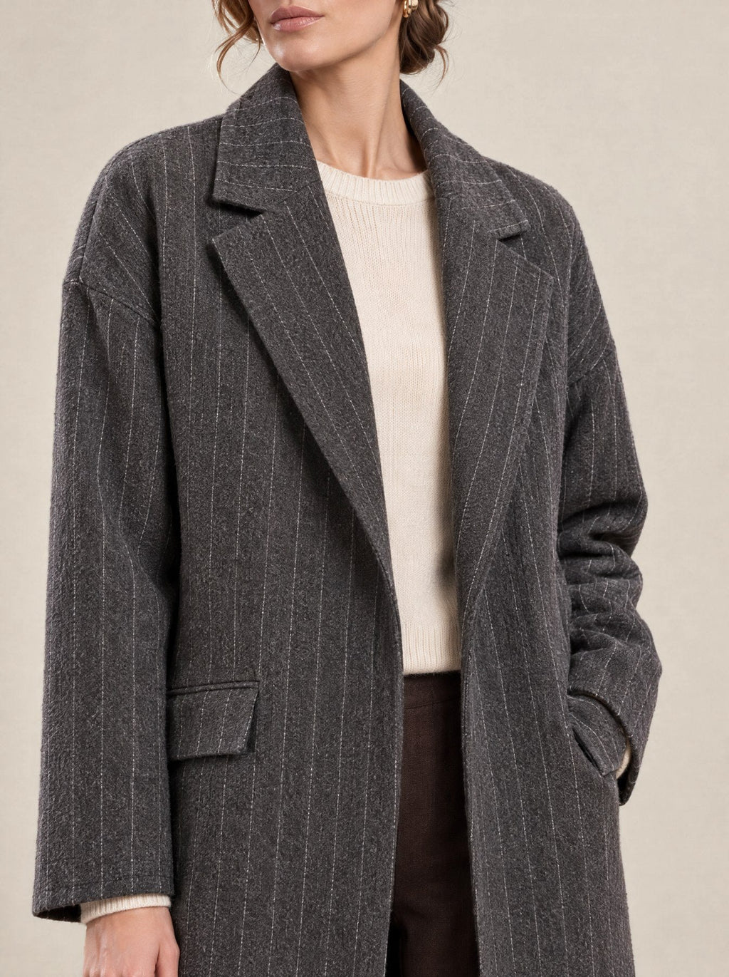 Manteau Rayé Gris détail du revers et de la rayure tennis