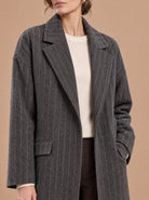 Manteau Rayé Gris détail du revers et de la rayure tennis