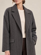 Manteau Rayé Gris détail du revers et de la rayure tennis