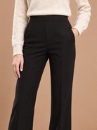 Pantalon Flare Noir détail de la taille haute et du pli marqué