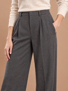 Pantalon Gris détail de la taille et des plis