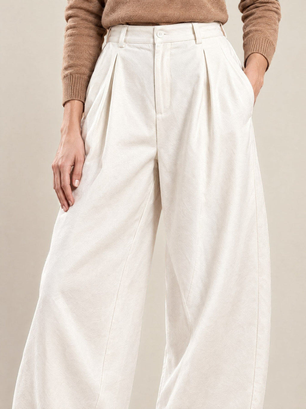 Colombe Trousers, detail of the pleats and relaxed cut