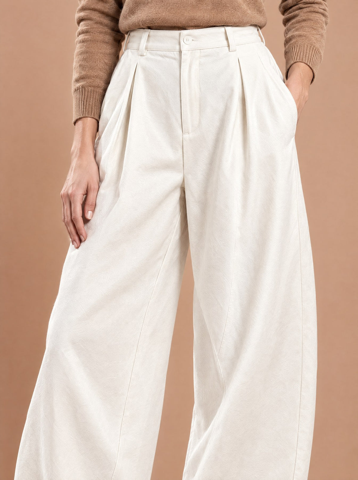 Pantalon Large Beige détail des plis et de la coupe ample