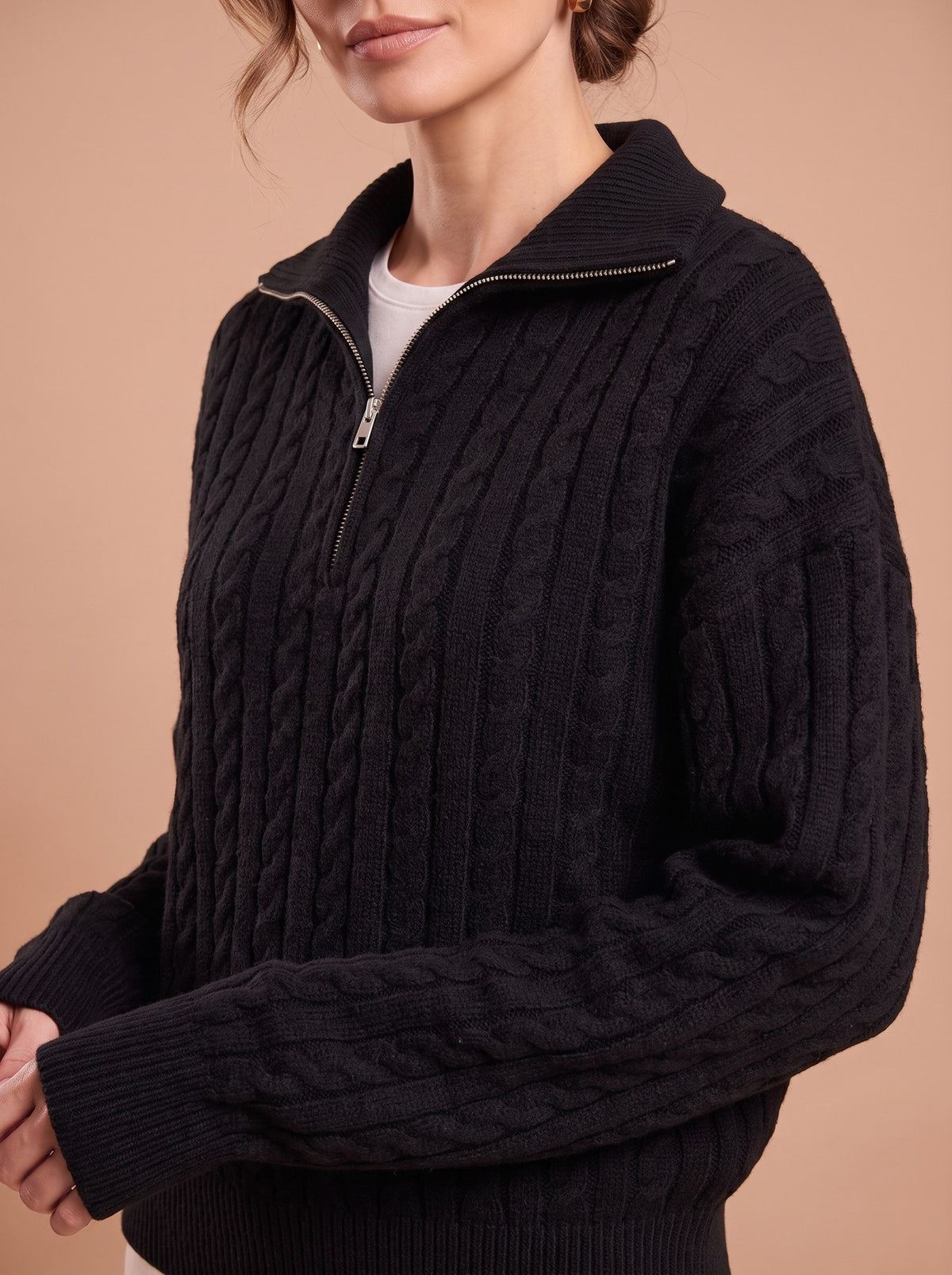 Pull Yolande détail du col zippé et de la maille torsadée