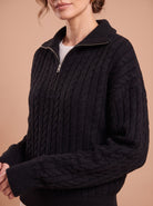 Pull Yolande détail du col zippé et de la maille torsadée