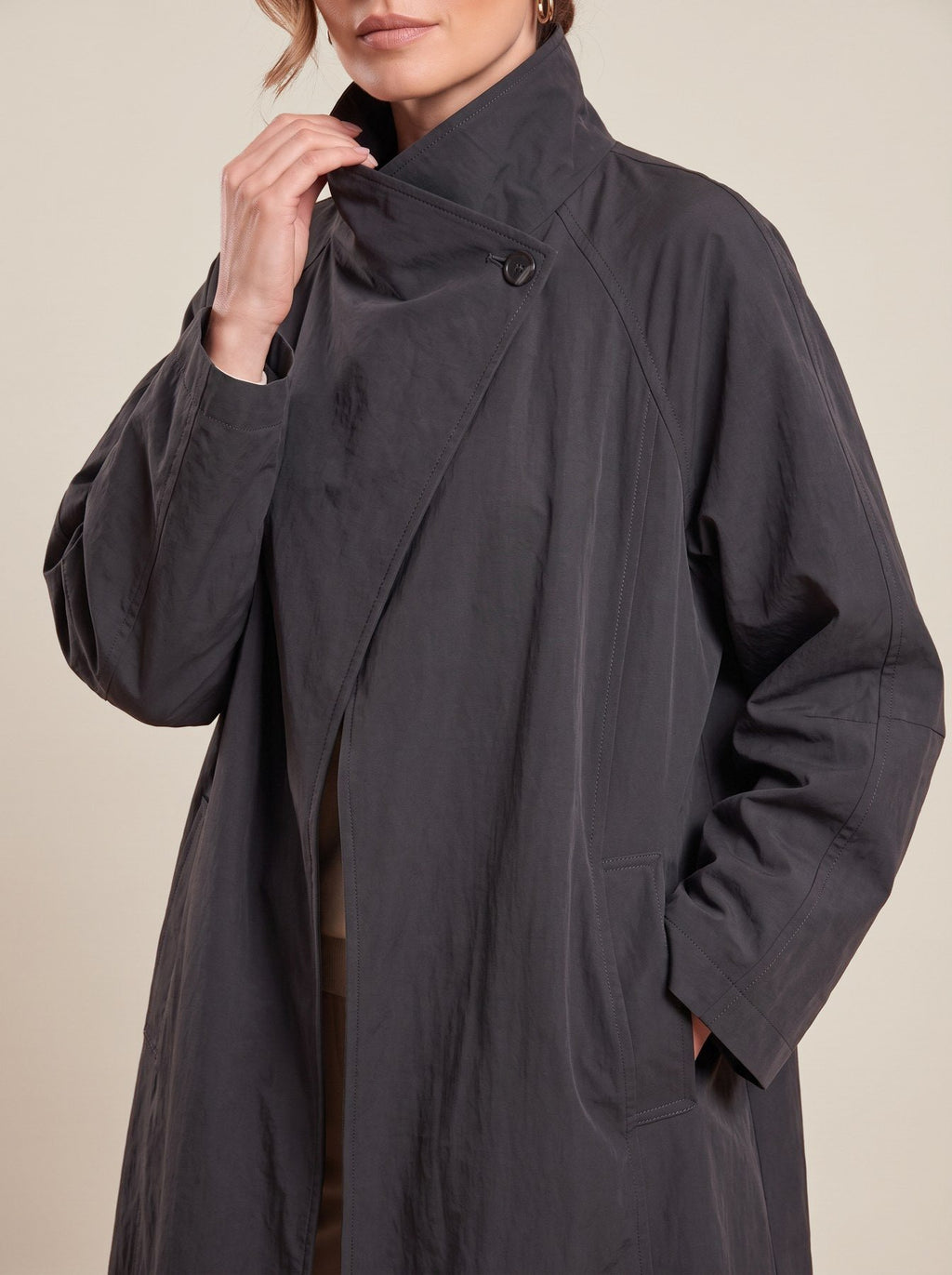 Irène Coat, detail of the collar
