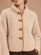 Veste Solange détail du col montant et des attaches